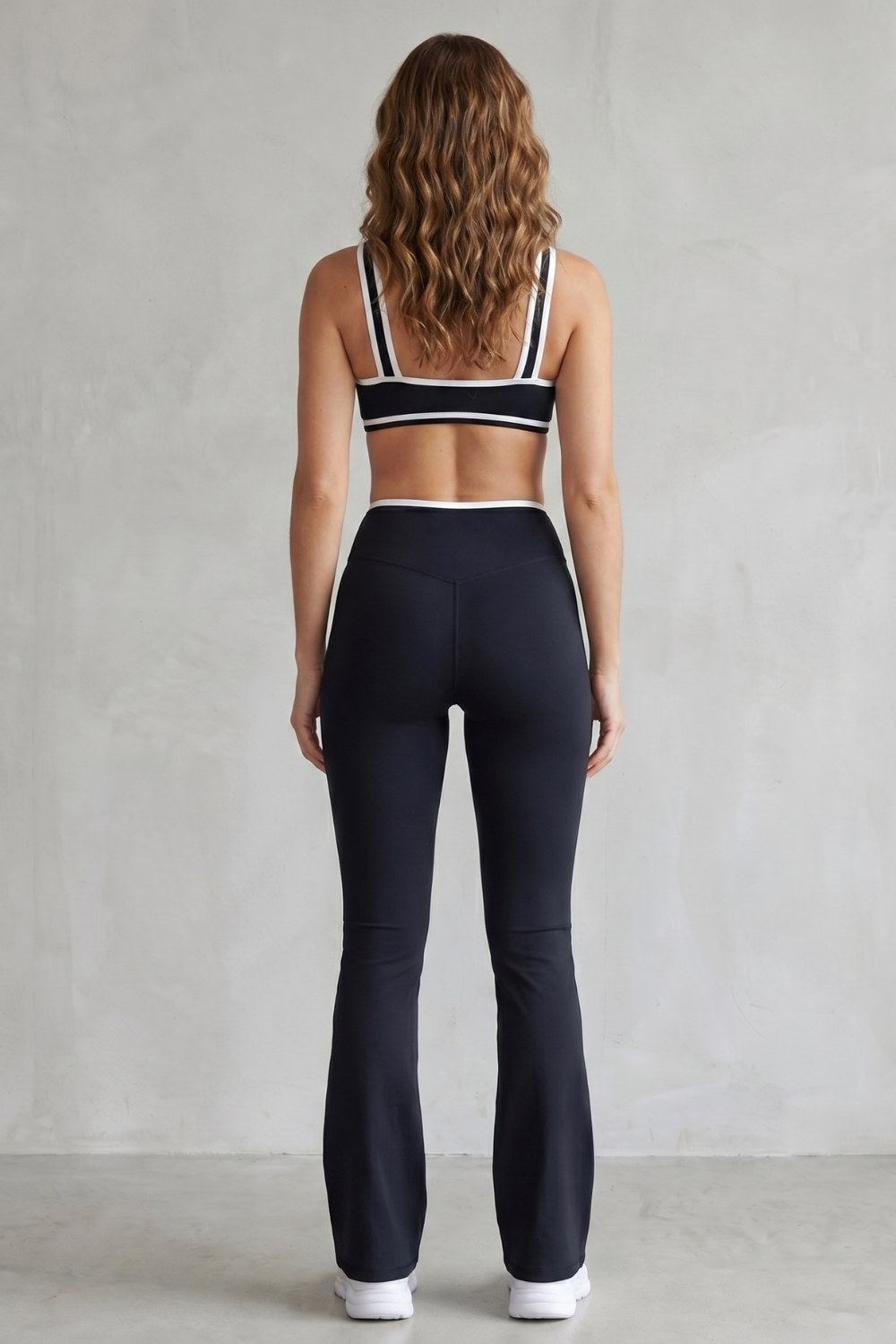 Detail close-up of the contrast trim on the sports bra and leggings