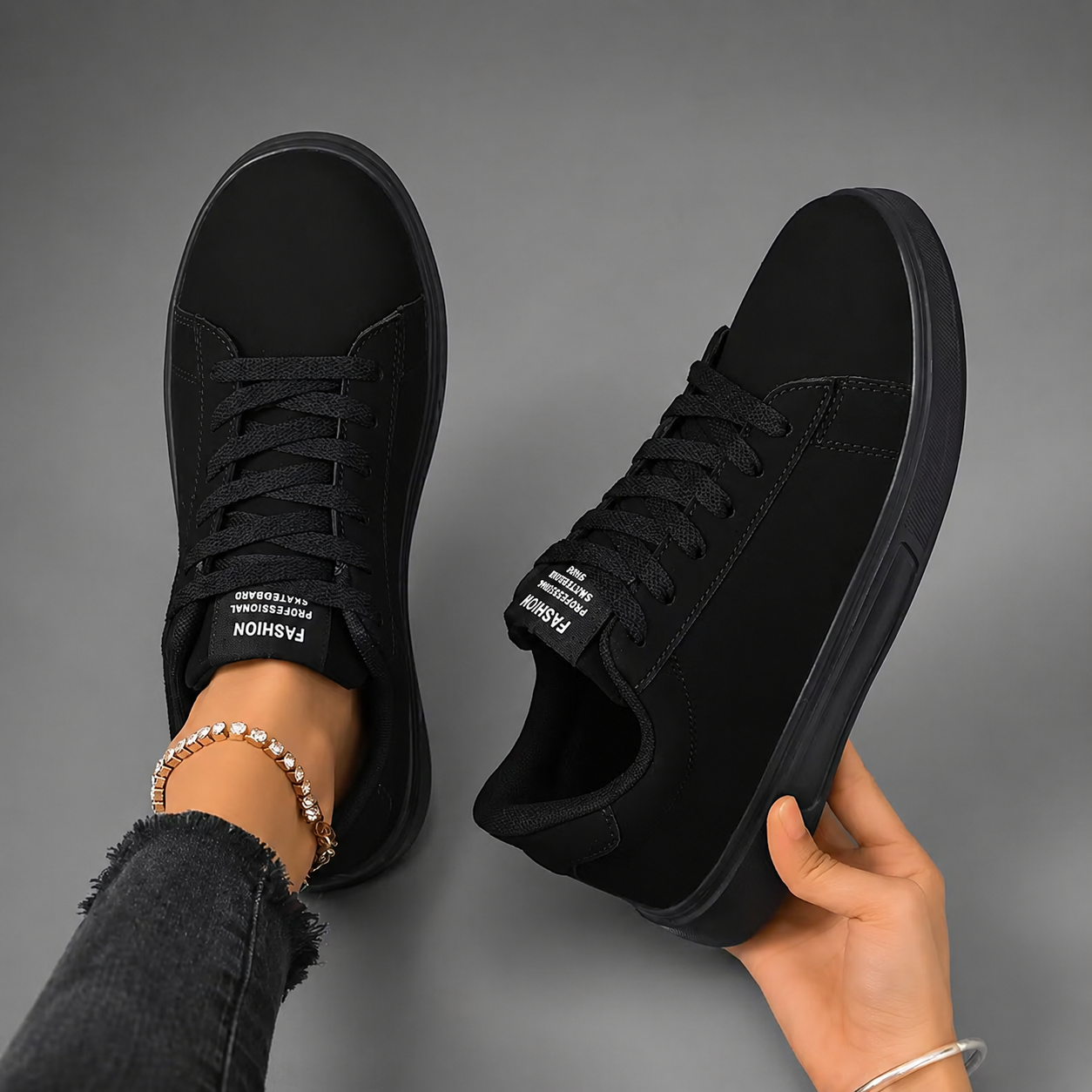 Women's black lightweight lace-up casual trainers with a low-top design, cushioned sole and non-slip rubber outsole, suitable for everyday walking, commuting, travel and light exercise.