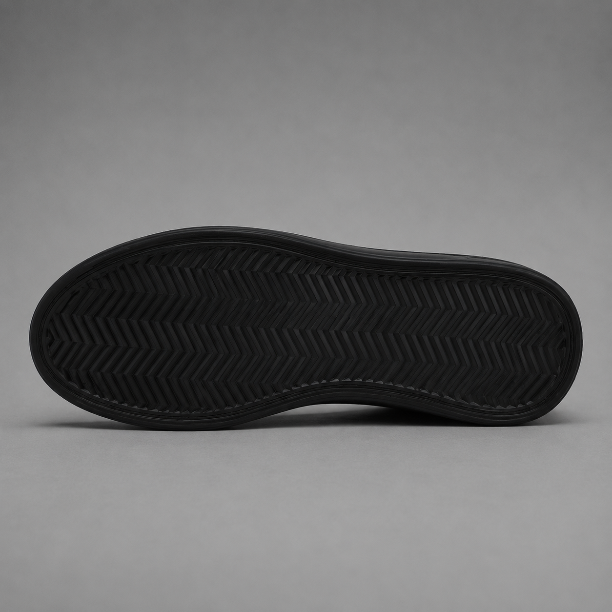Women's black lightweight lace-up casual trainers with a low-top design, cushioned sole and non-slip rubber outsole, suitable for everyday walking, commuting, travel and light exercise.