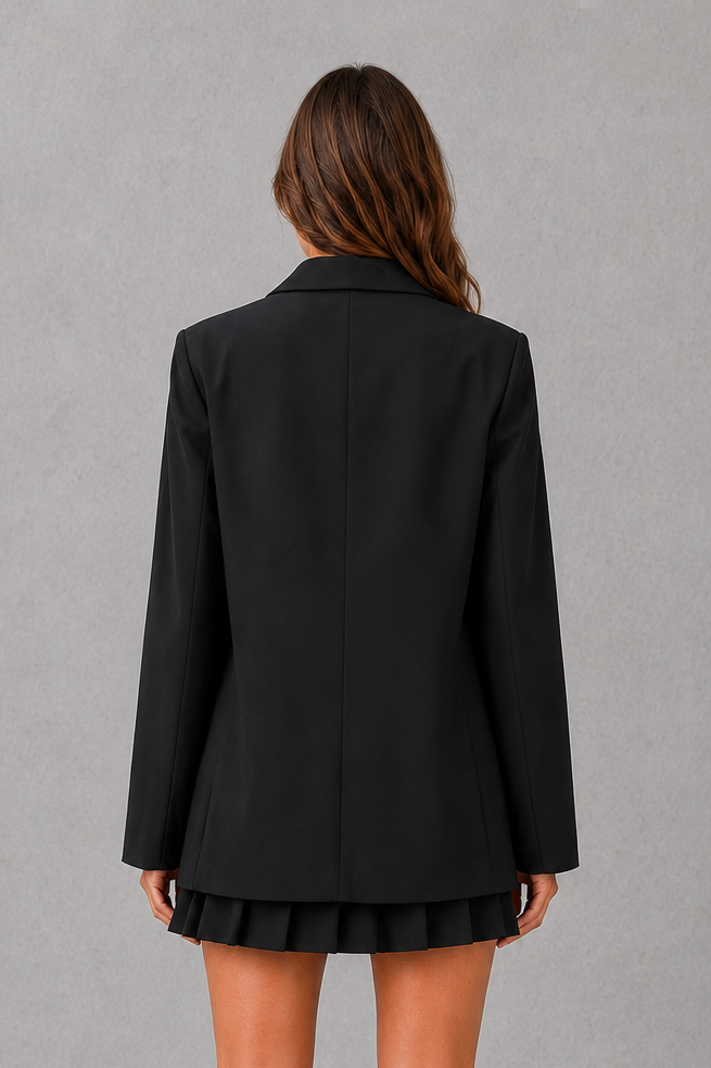 Women’s oversized double-breasted blazer with structured shoulders, wide peak lapels, long sleeves and practical front patch pockets.