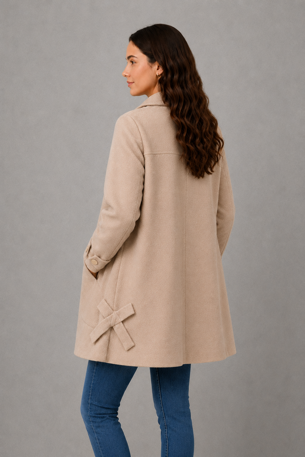 Women’s oversized mid-length winter coat with a relaxed silhouette, refined cuff detailing, spacious functional pockets, and a roomy fit for easy layering.