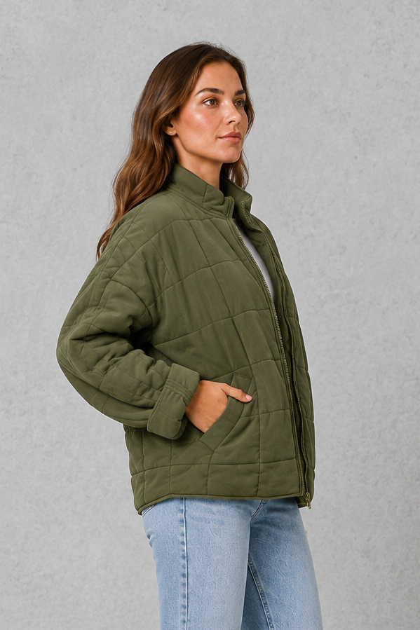 Women’s oversized quilted jacket with lightweight padding, a relaxed silhouette, front zip closure and spacious pockets for easy seasonal layering.