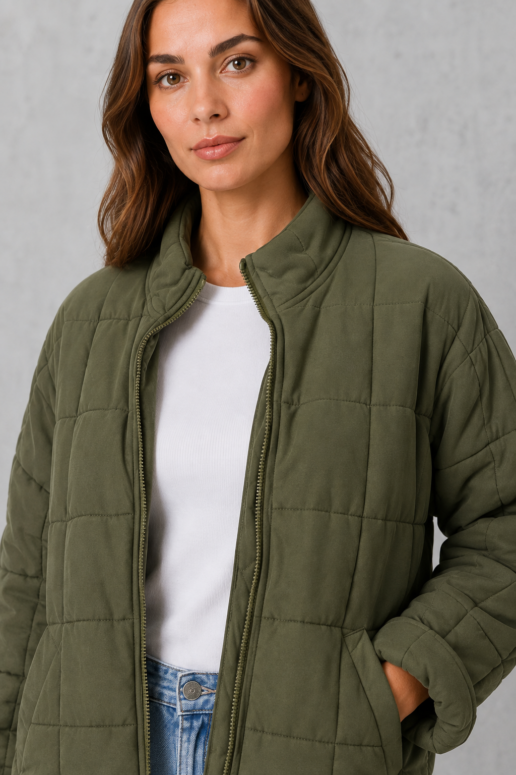 Women’s oversized quilted jacket with lightweight padding, a relaxed silhouette, front zip closure and spacious pockets for easy seasonal layering.
