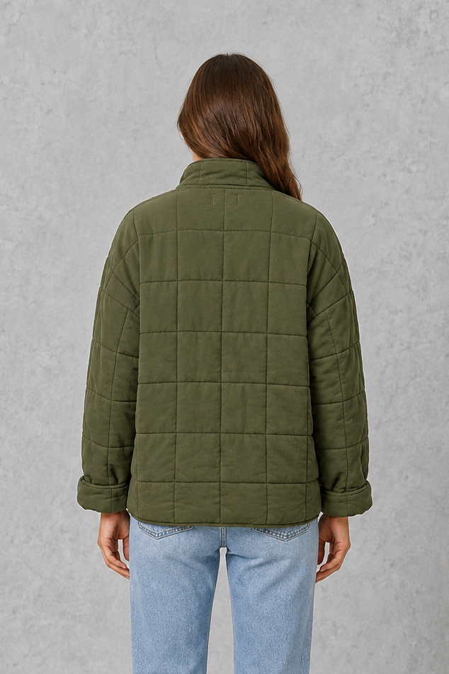 Women’s oversized quilted jacket with lightweight padding, a relaxed silhouette, front zip closure and spacious pockets for easy seasonal layering.