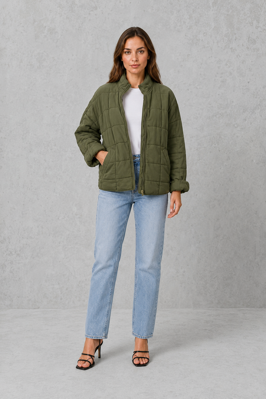 Women’s oversized quilted jacket with lightweight padding, a relaxed silhouette, front zip closure and spacious pockets for easy seasonal layering.