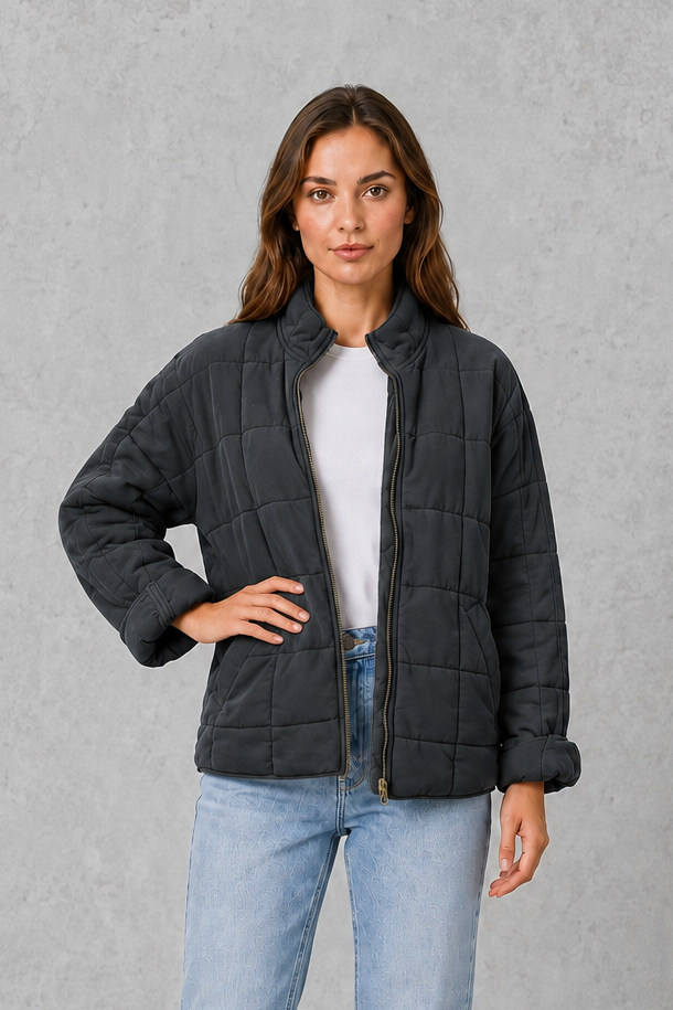 Women’s oversized quilted jacket with lightweight padding, a relaxed silhouette, front zip closure and spacious pockets for easy seasonal layering.