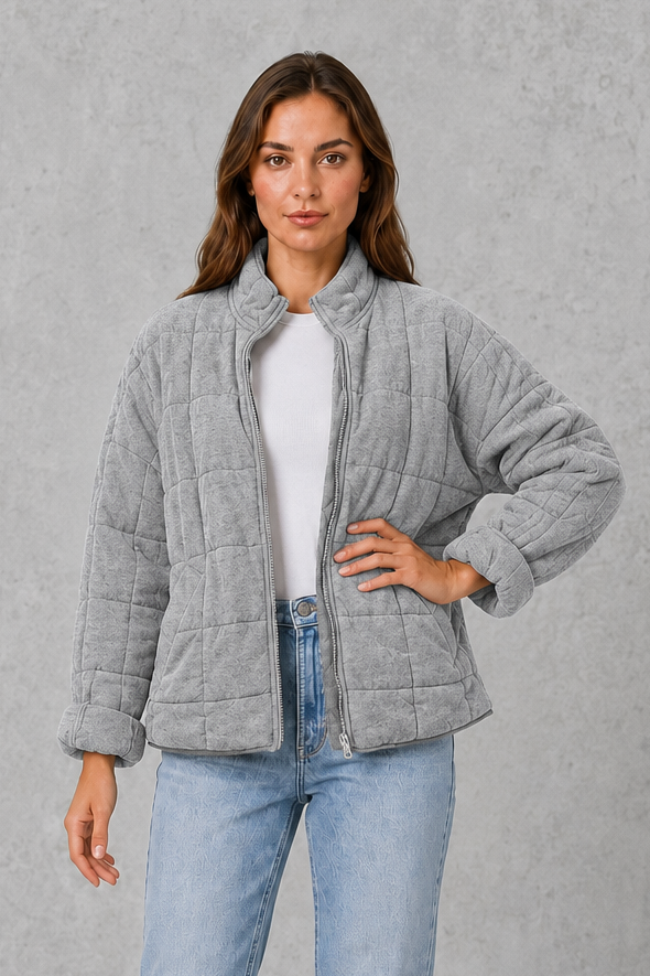 Women’s oversized quilted jacket with lightweight padding, a relaxed silhouette, front zip closure and spacious pockets for easy seasonal layering.