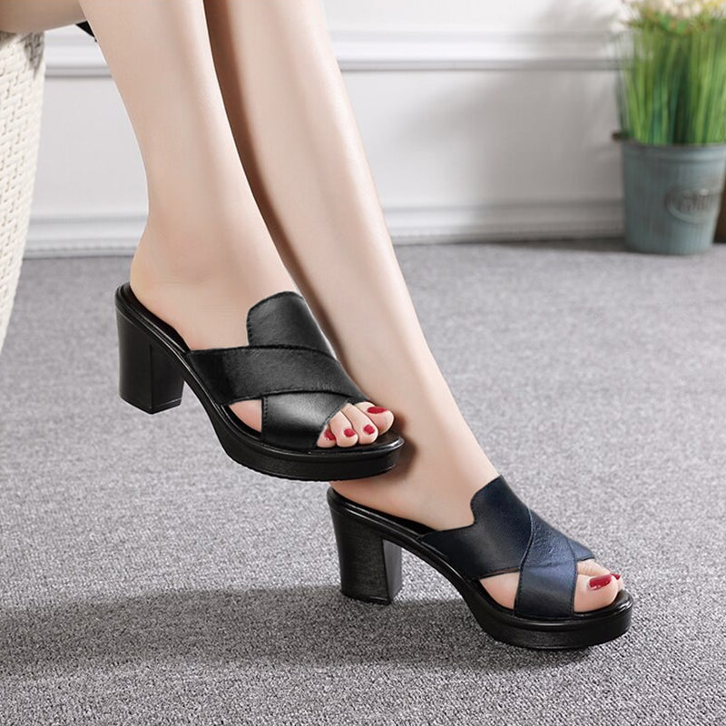 Women’s adjustable comfort sandals with cushioned sole and slip-resistant grip designed for stable everyday walking.