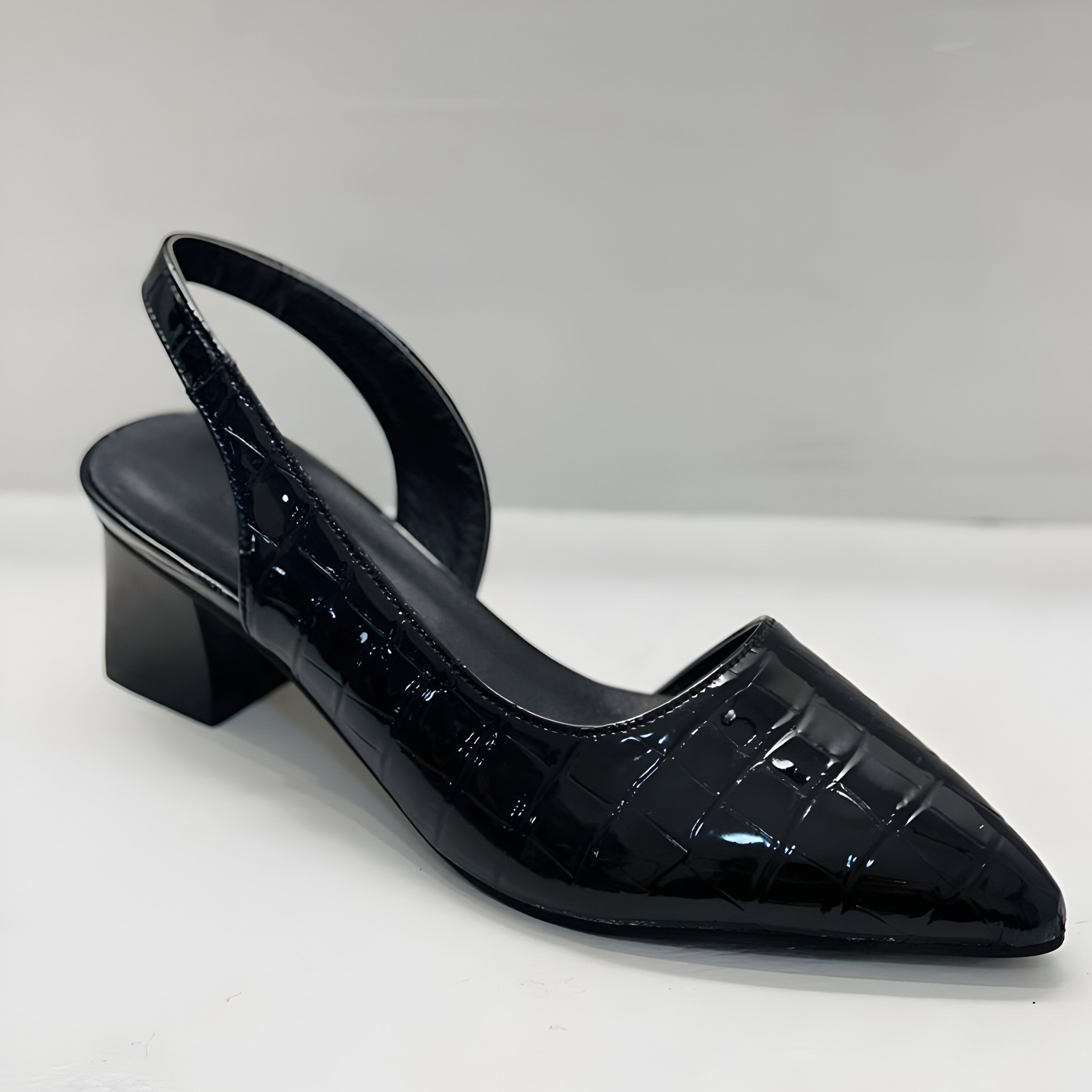 Women’s comfortable block heel shoes with cushioned support and stable heel for everyday wear.