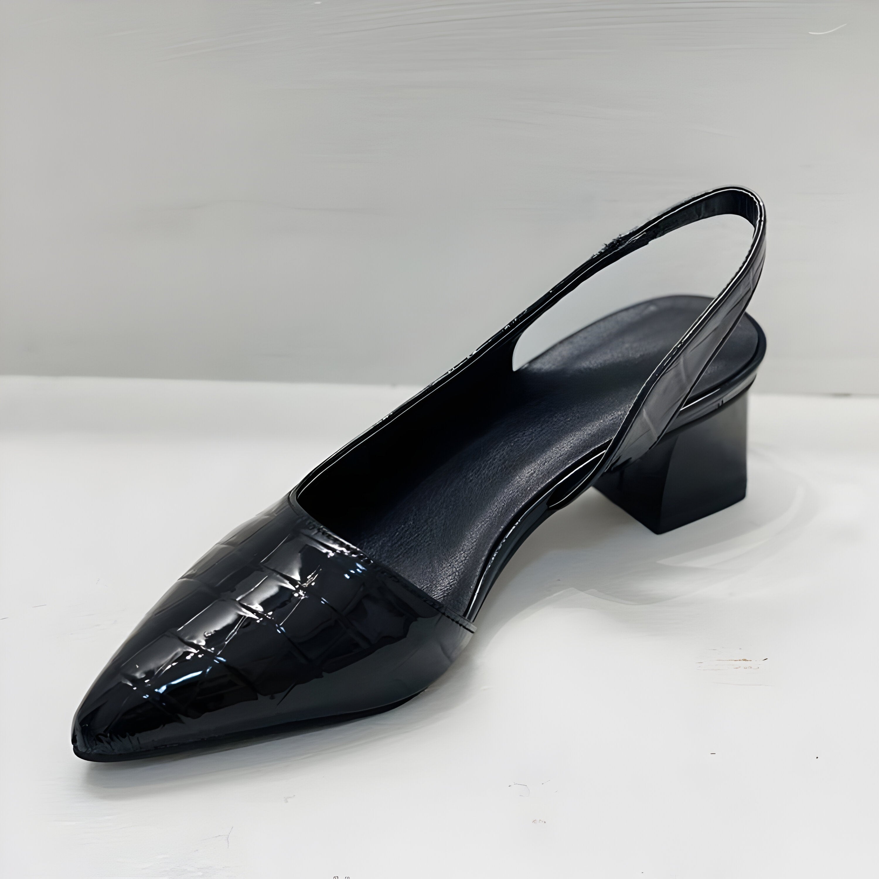 Women’s comfortable block heel shoes with cushioned support and stable heel for everyday wear.