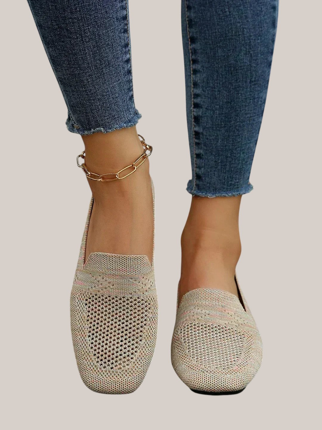 Women’s ergonomic casual shoes with cushioned sole, arch support, slip-resistant outsole, and breathable mesh for all-day comfort.