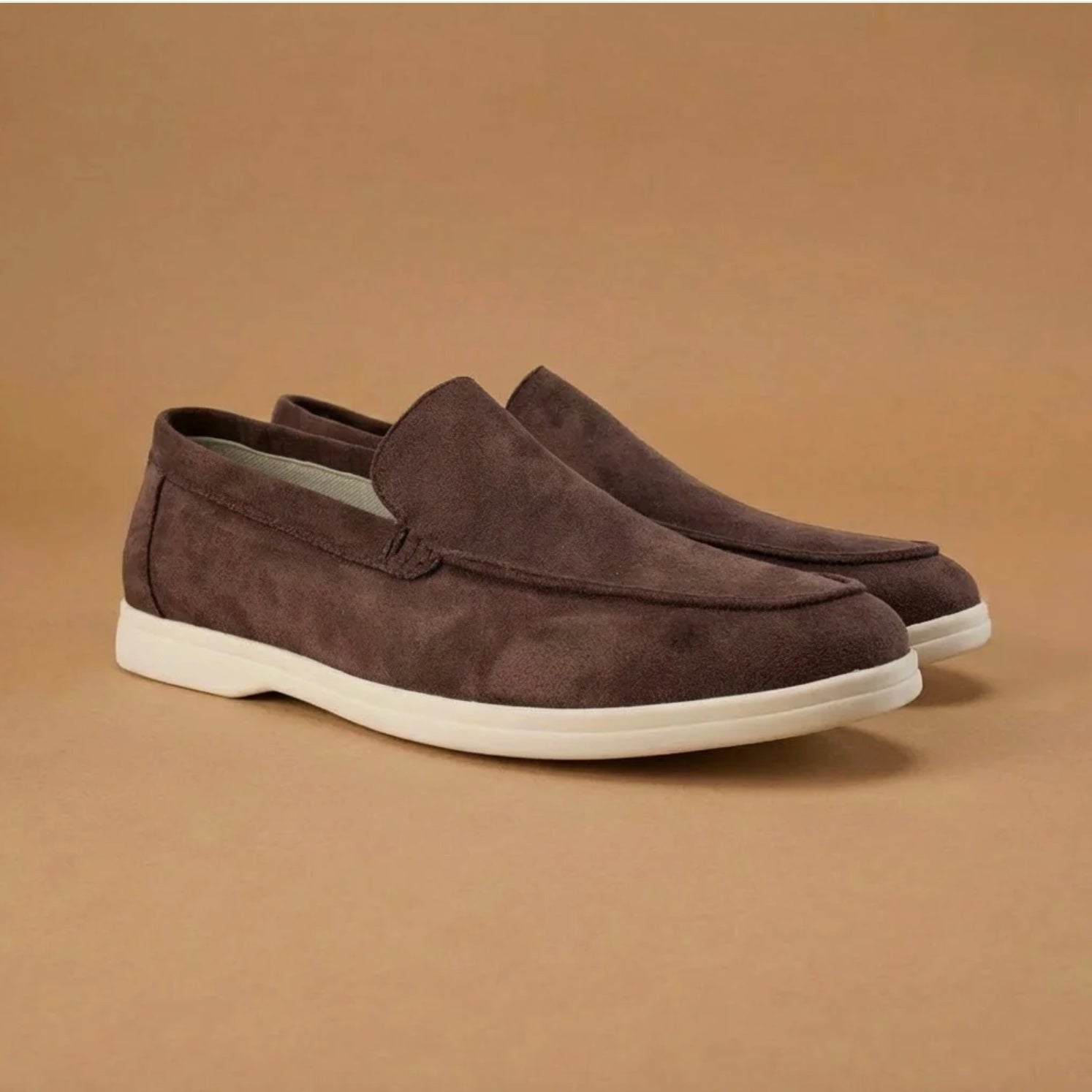 Men’s leather loafers with apron toe and cushioned insole