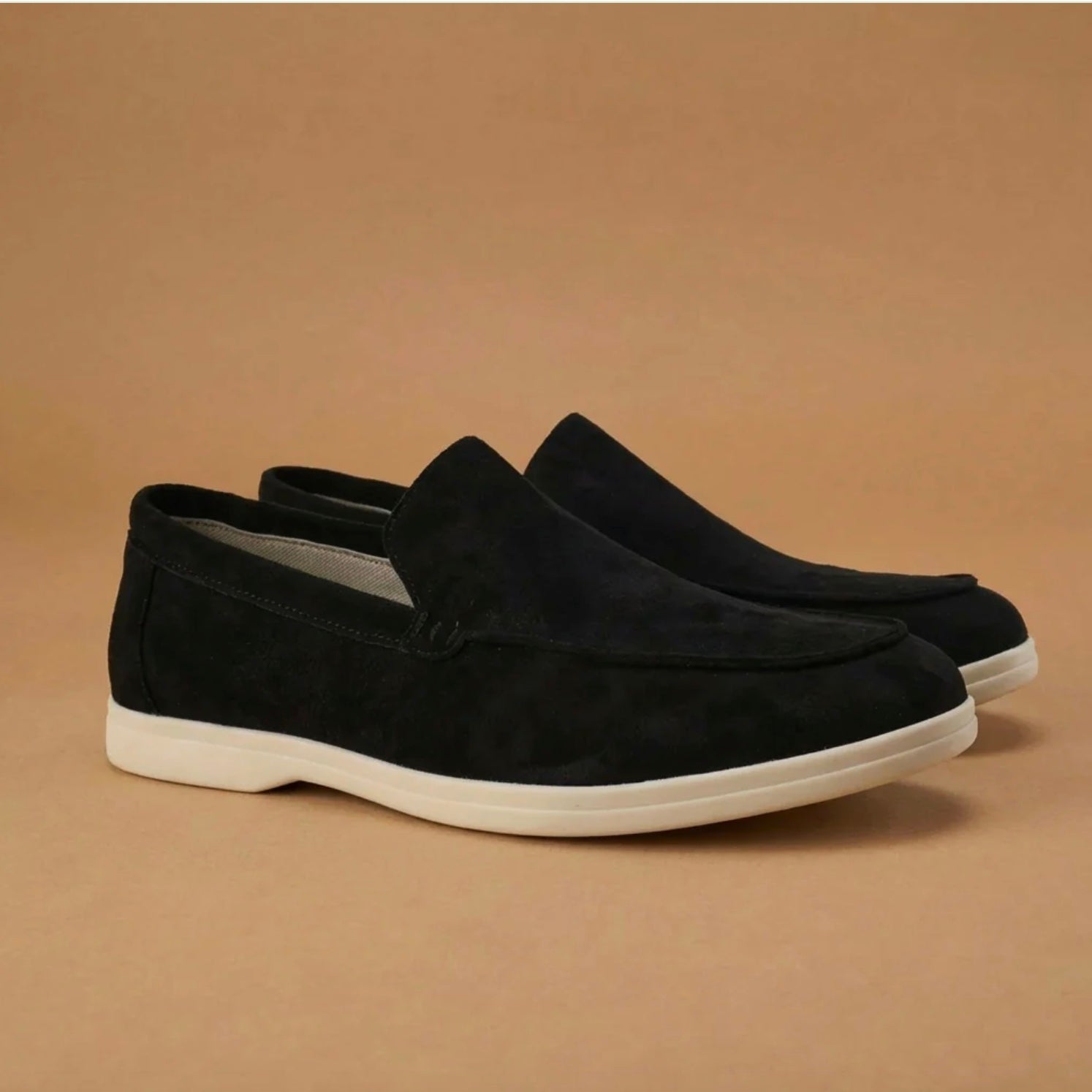 Men’s leather loafers with apron toe and cushioned insole