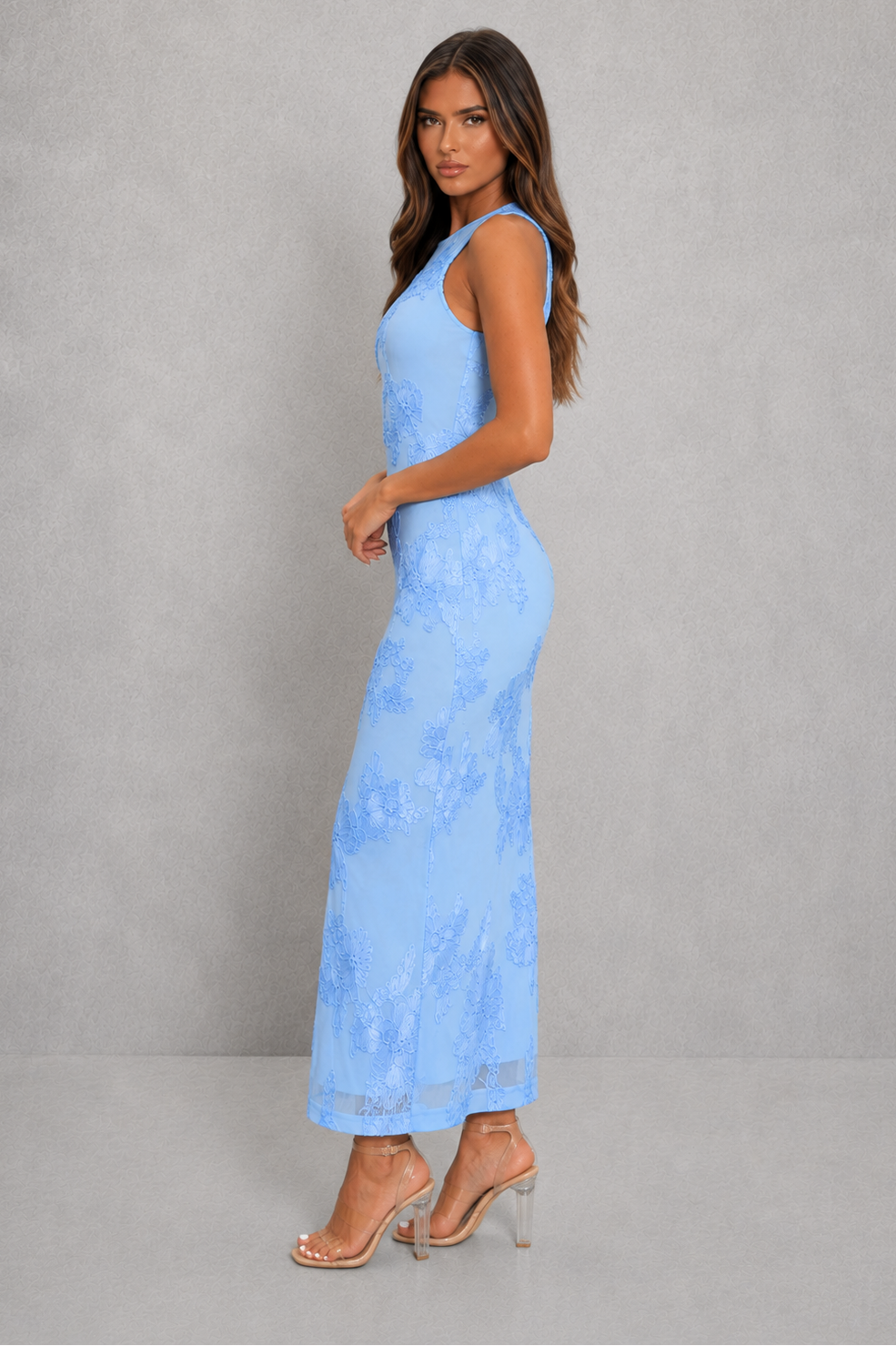 Womenโs floral print maxi dress with fitted bodice and flowing skirt, ideal for summer occasions and elegant events.