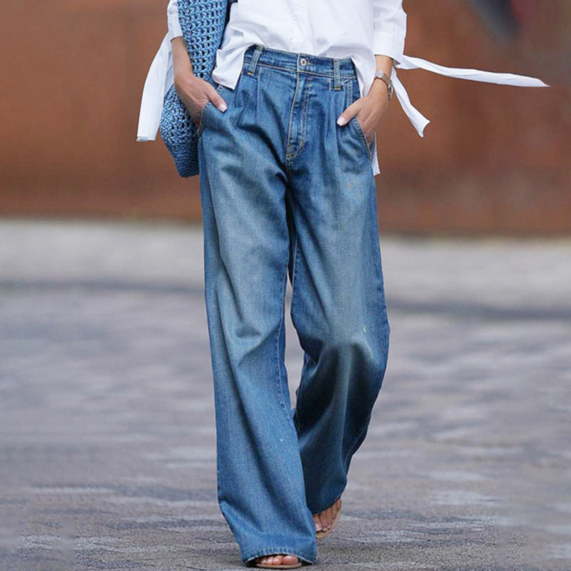 Women's relaxed fit jeans with high waist and button-front