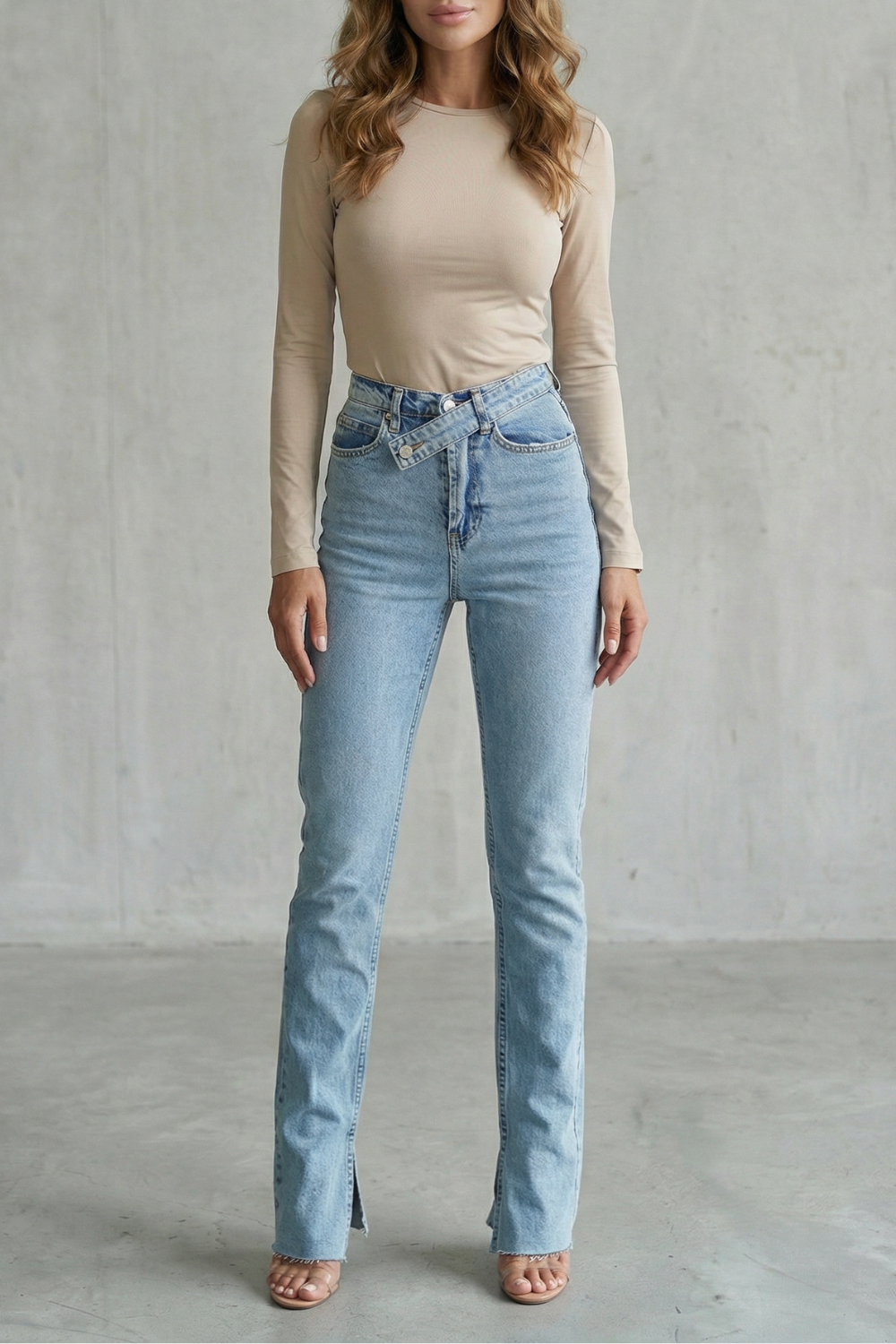 Women's High Rise Straight Leg Jeans in Light Wash - Orvéline