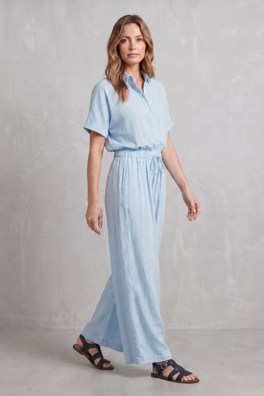 Back view of the coordinated two-piece wide-leg pants set