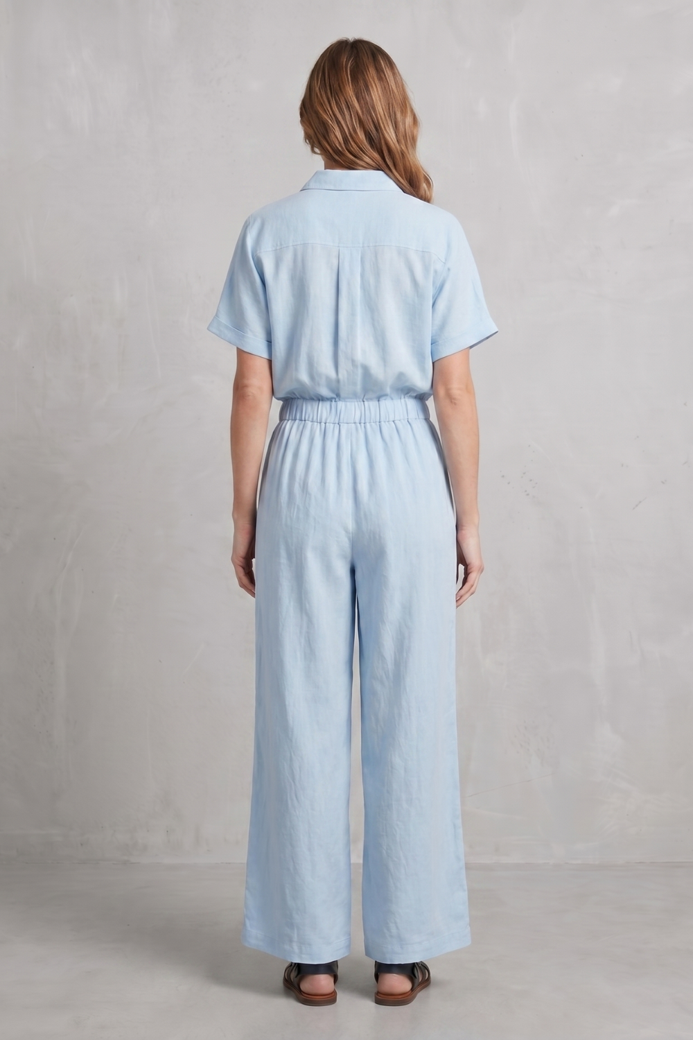 Detail close-up of the functional side pocket on the wide-leg pants