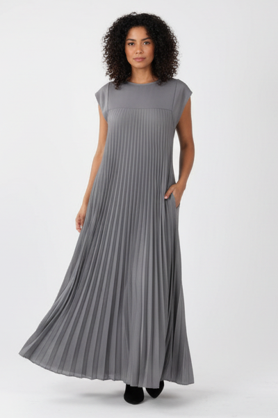 Women’s pleated sleeveless maxi dress in lightweight polyester