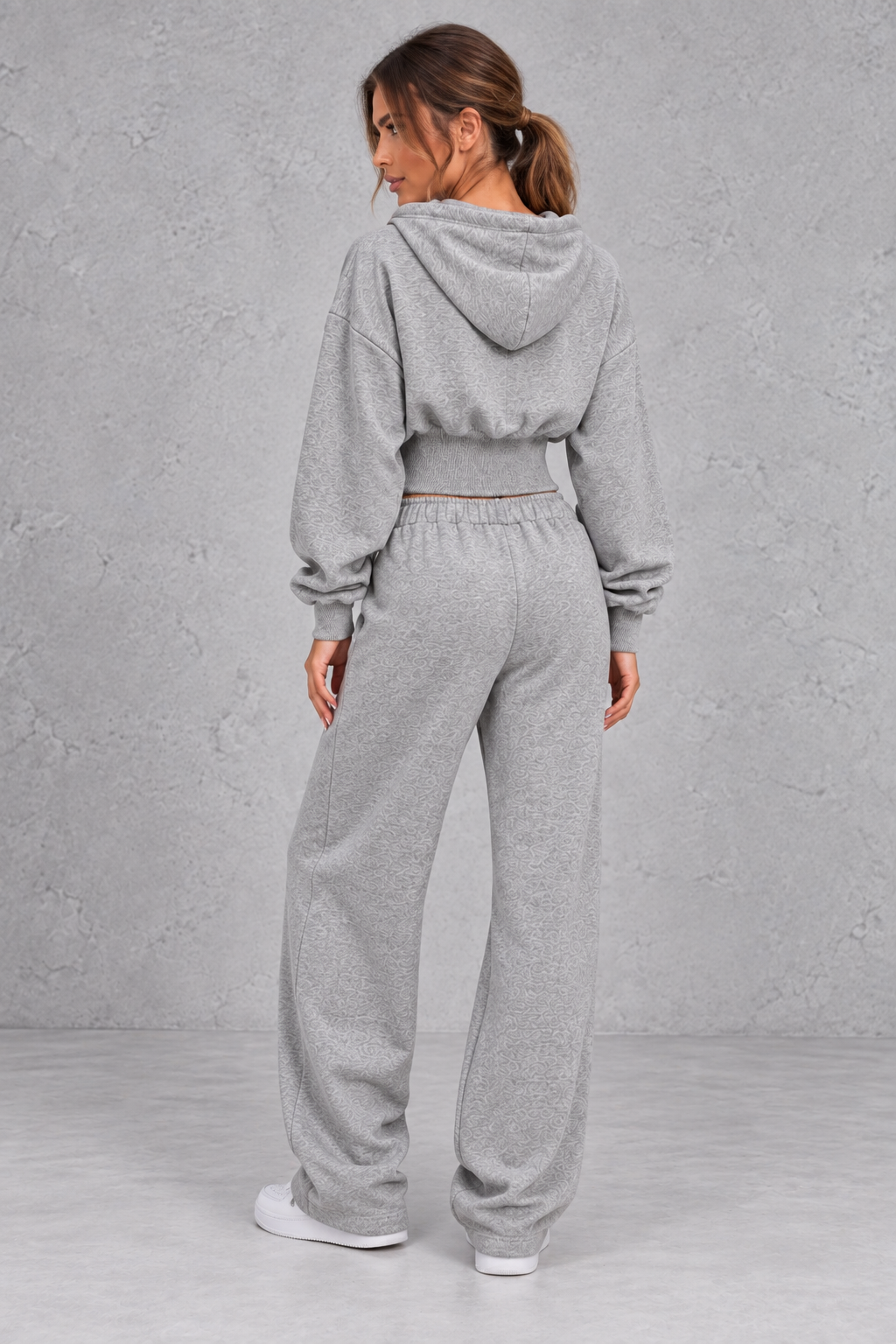 Casual styled look in the gray tracksuit set with sneakers