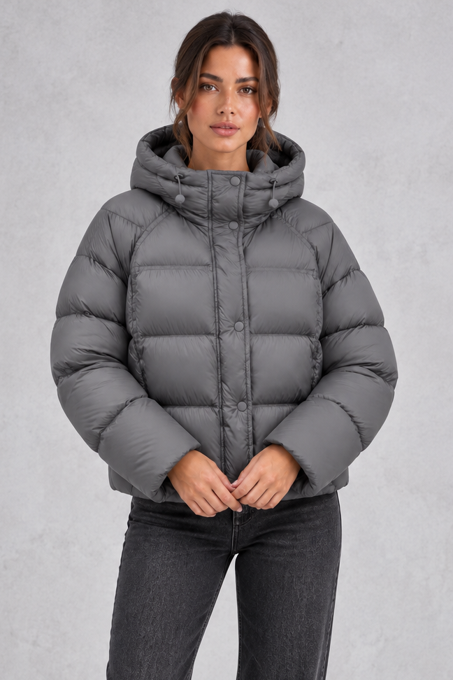 Side view of the relaxed, softly structured puffer silhouette