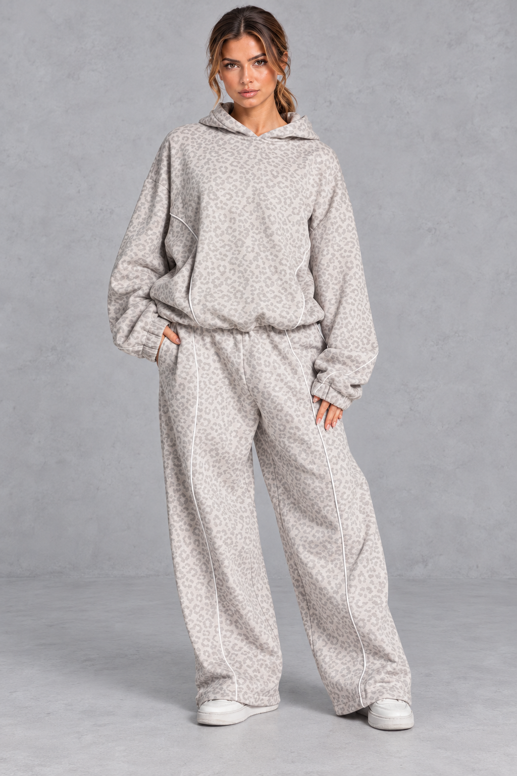 Gathered elastic cuff on the dropped-shoulder sleeve