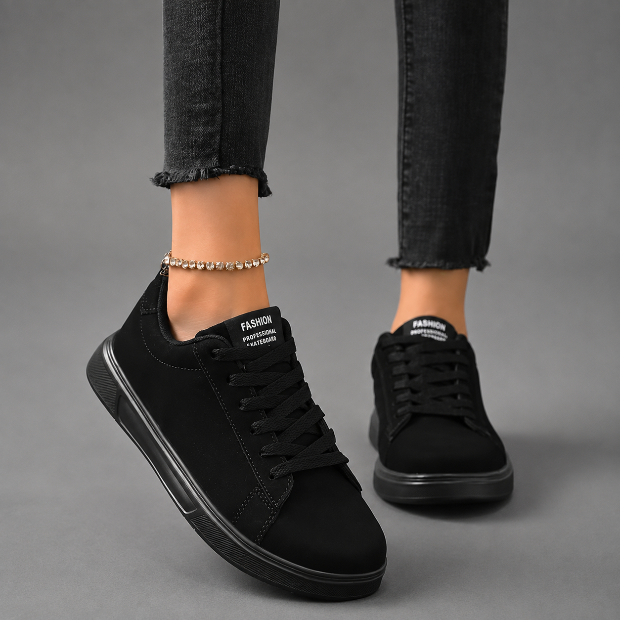 Women's black lightweight lace-up casual trainers with a low-top design, cushioned sole and non-slip rubber outsole, suitable for everyday walking, commuting, travel and light exercise.