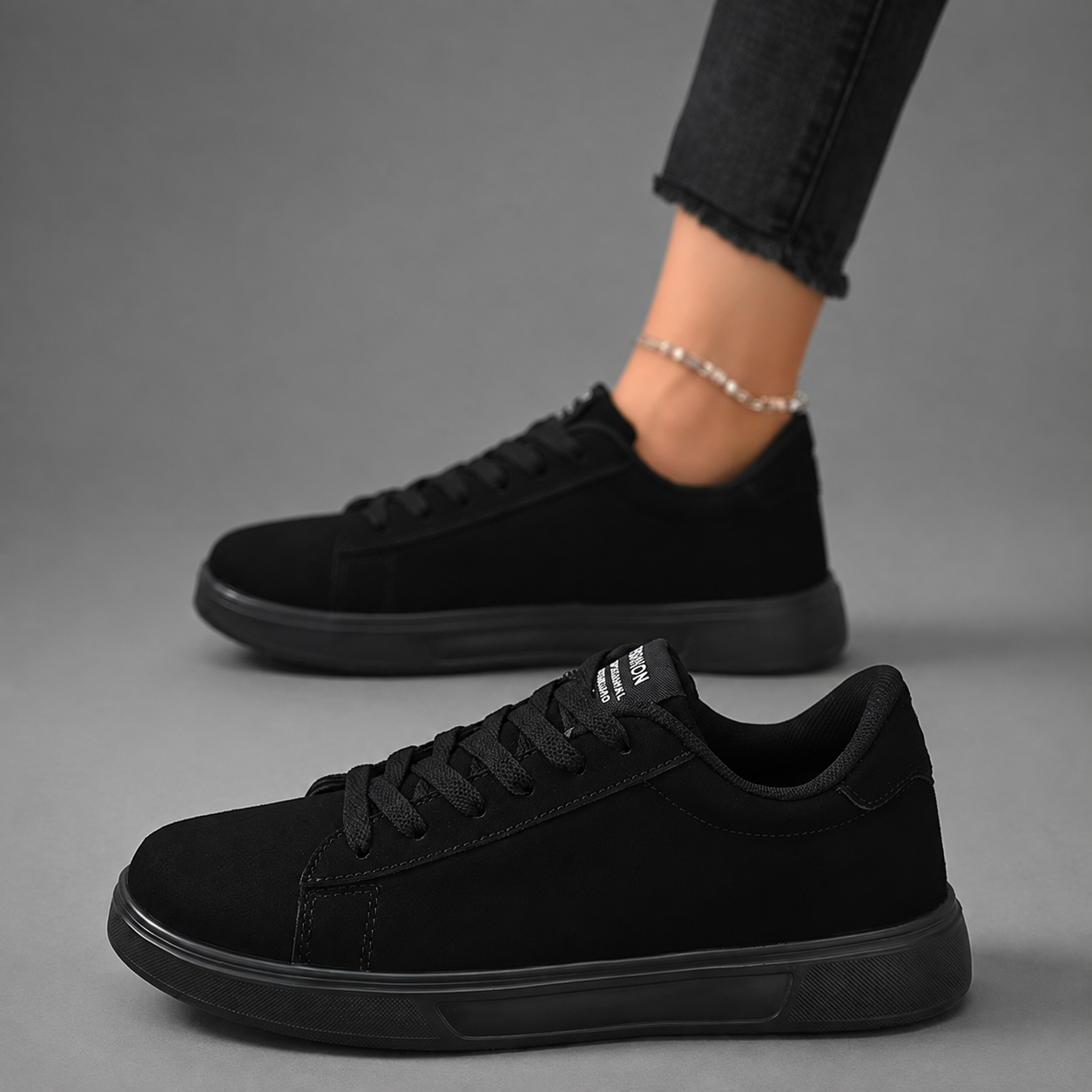 Women's black lightweight lace-up casual trainers with a low-top design, cushioned sole and non-slip rubber outsole, suitable for everyday walking, commuting, travel and light exercise.
