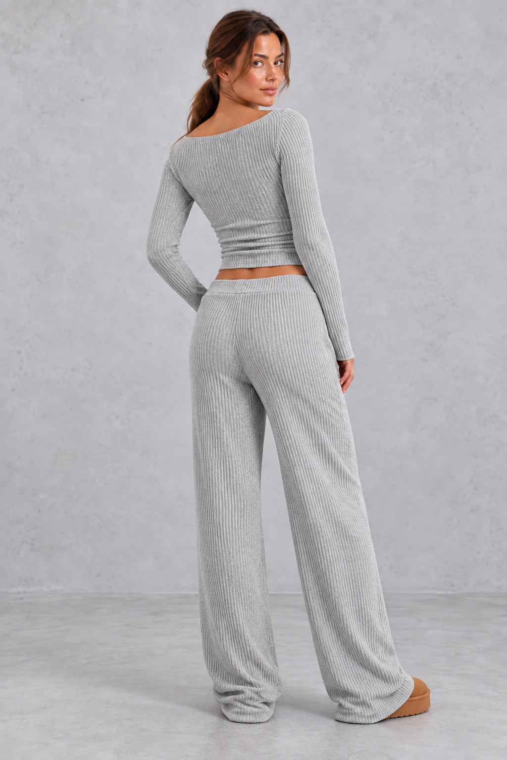 Side pocket detail on the pull-on wide leg pants