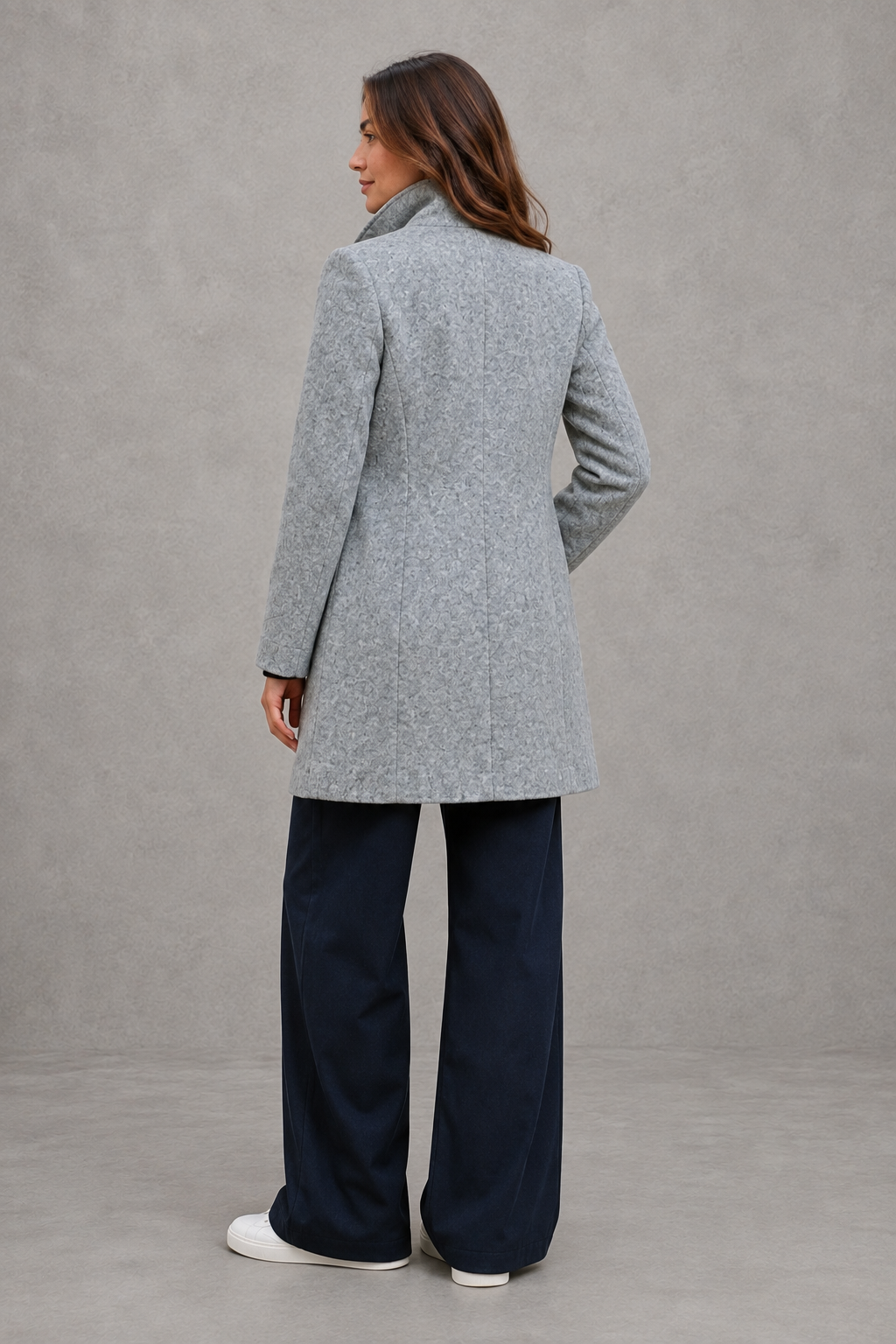 Women’s classic button-front longline coat with a tailored straight silhouette, regular fit and functional side pockets.
