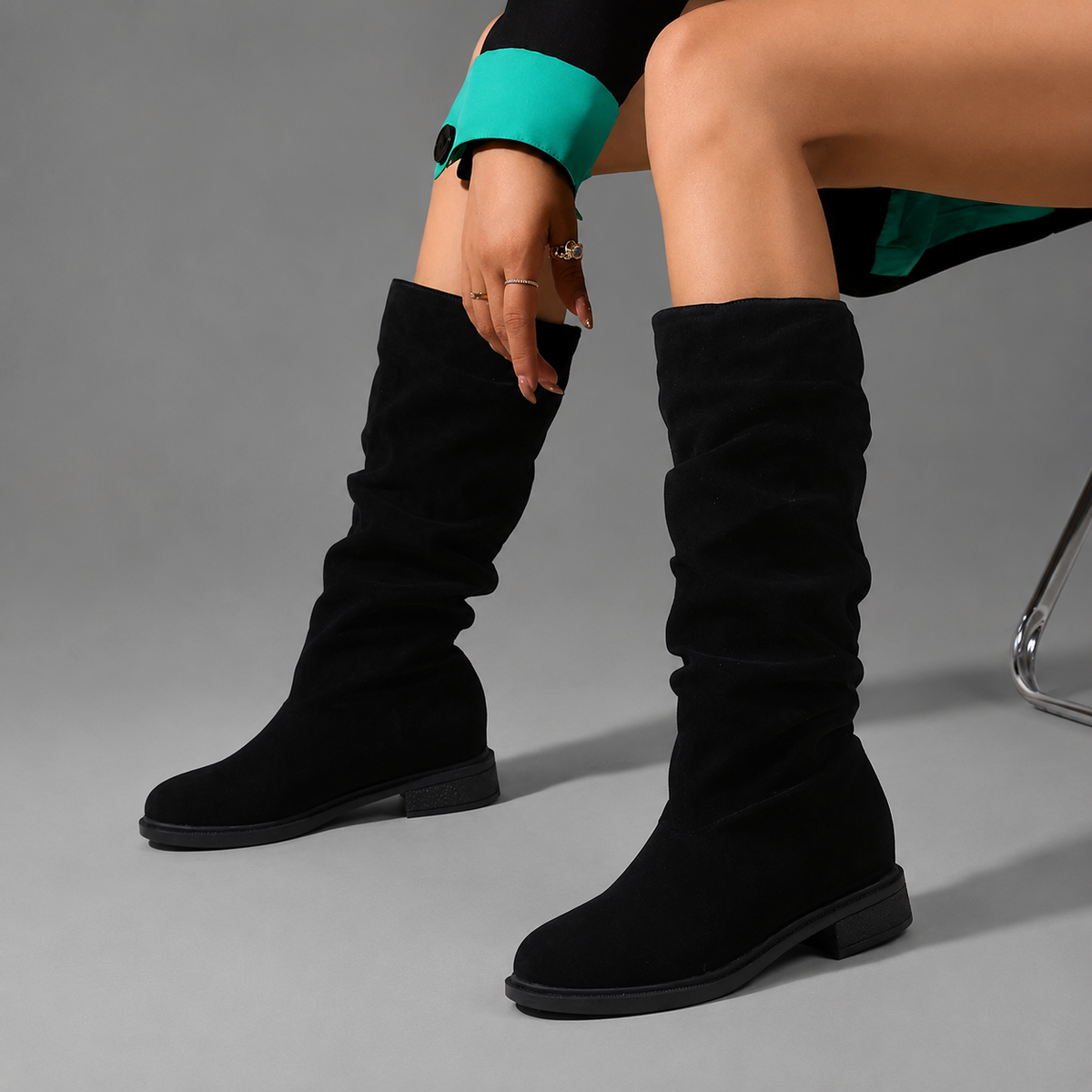 Women’s mid-calf casual winter boots with a durable synthetic upper, soft textile lining, and hard-wearing outsole for everyday wear.