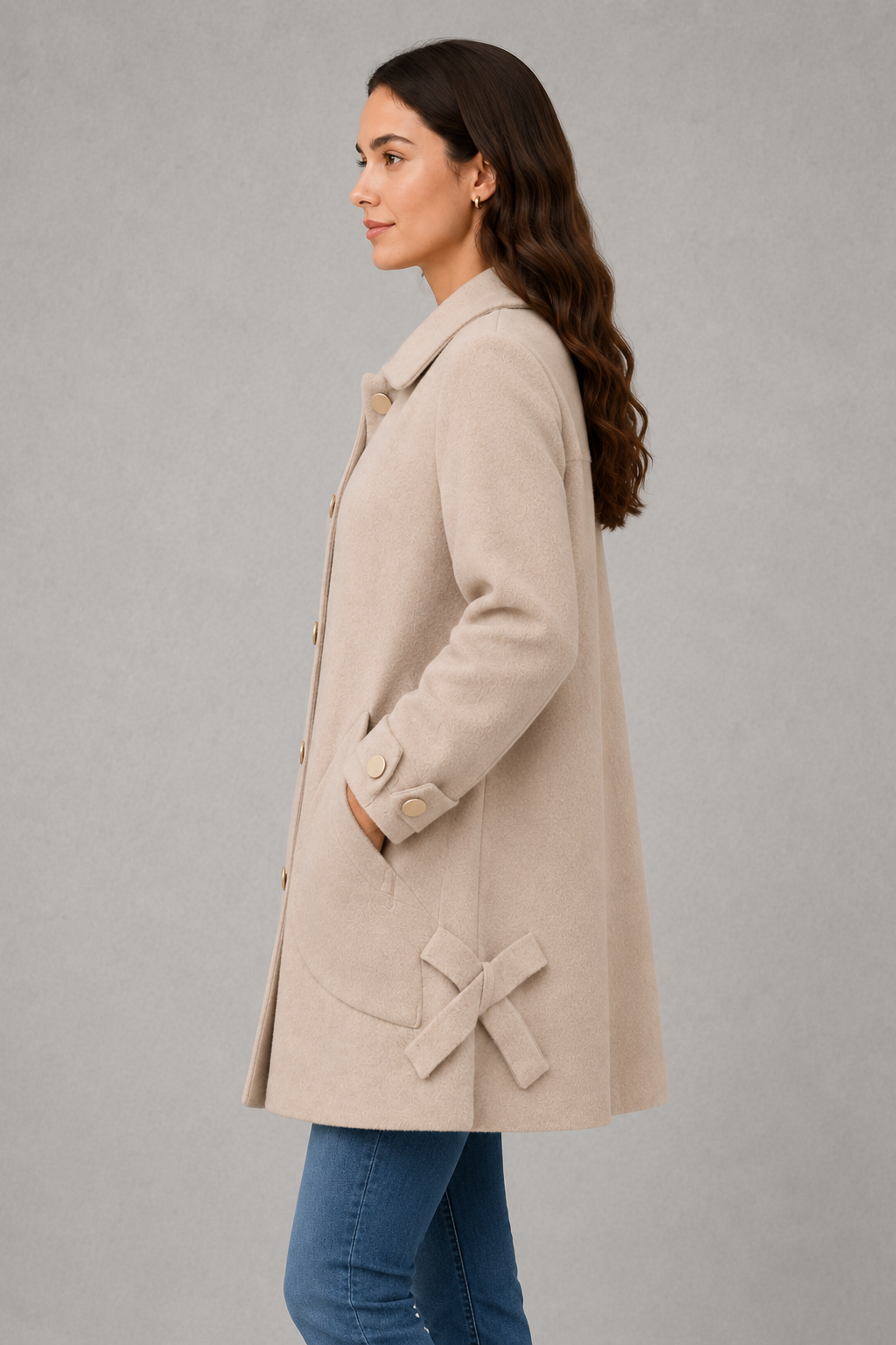 Women’s oversized mid-length winter coat with a relaxed silhouette, refined cuff detailing, spacious functional pockets, and a roomy fit for easy layering.