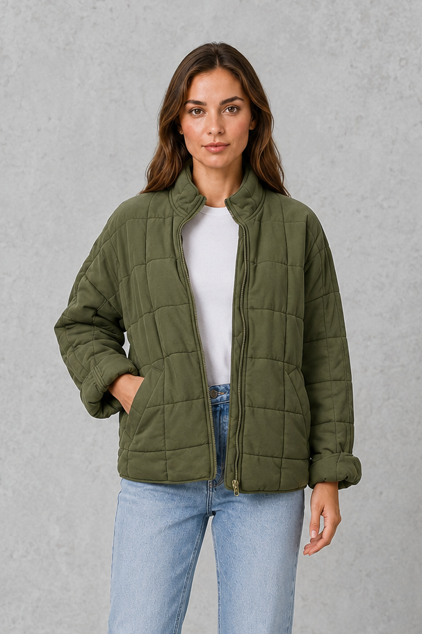 Women’s oversized quilted jacket with lightweight padding, a relaxed silhouette, front zip closure and spacious pockets for easy seasonal layering.