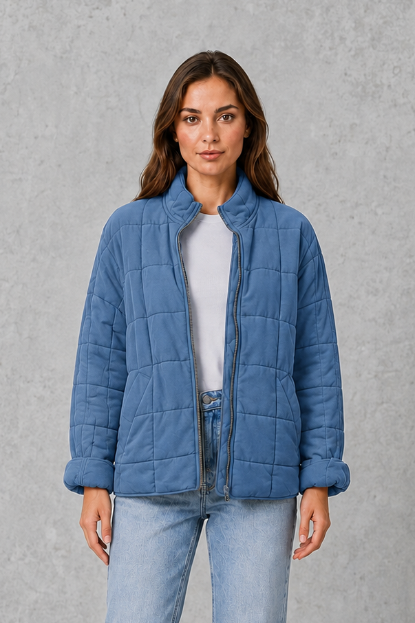 Women’s oversized quilted jacket with lightweight padding, a relaxed silhouette, front zip closure and spacious pockets for easy seasonal layering.