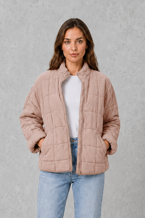 Women’s oversized quilted jacket with lightweight padding, a relaxed silhouette, front zip closure and spacious pockets for easy seasonal layering.