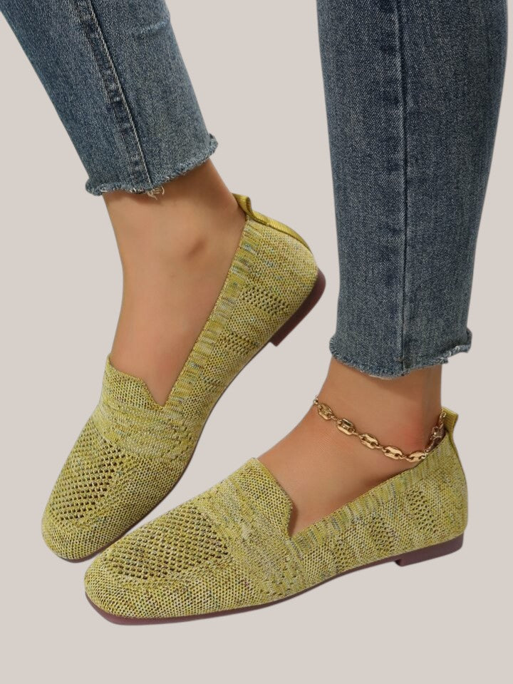 Women’s ergonomic casual shoes with cushioned sole, arch support, slip-resistant outsole, and breathable mesh for all-day comfort.