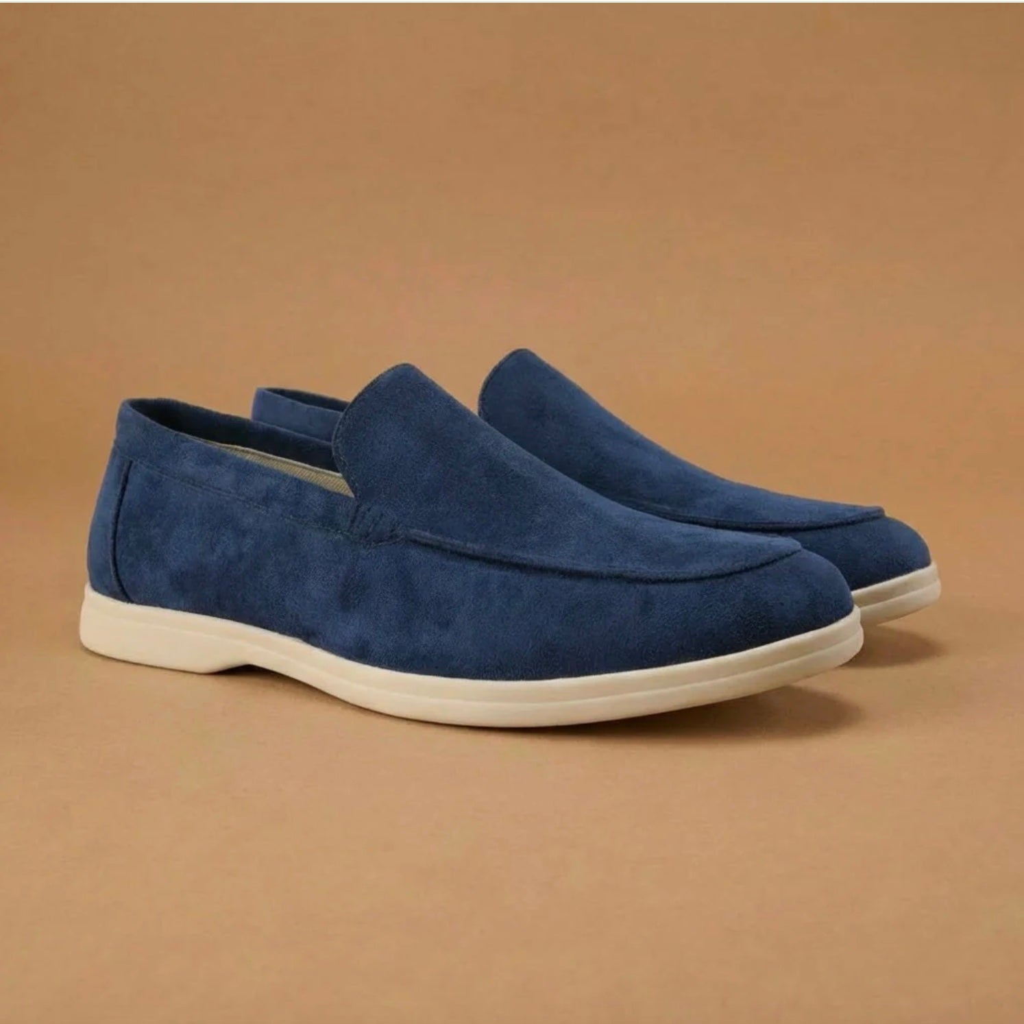 Men’s leather loafers with apron toe and cushioned insole