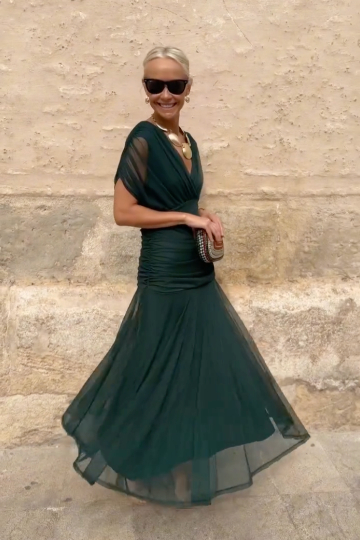 Women's gradient pleated maxi dress with V-neck and flowy silhouette