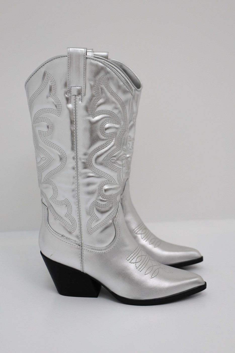 Women's knee-high Western boots with pointed toe and cowboy detailing