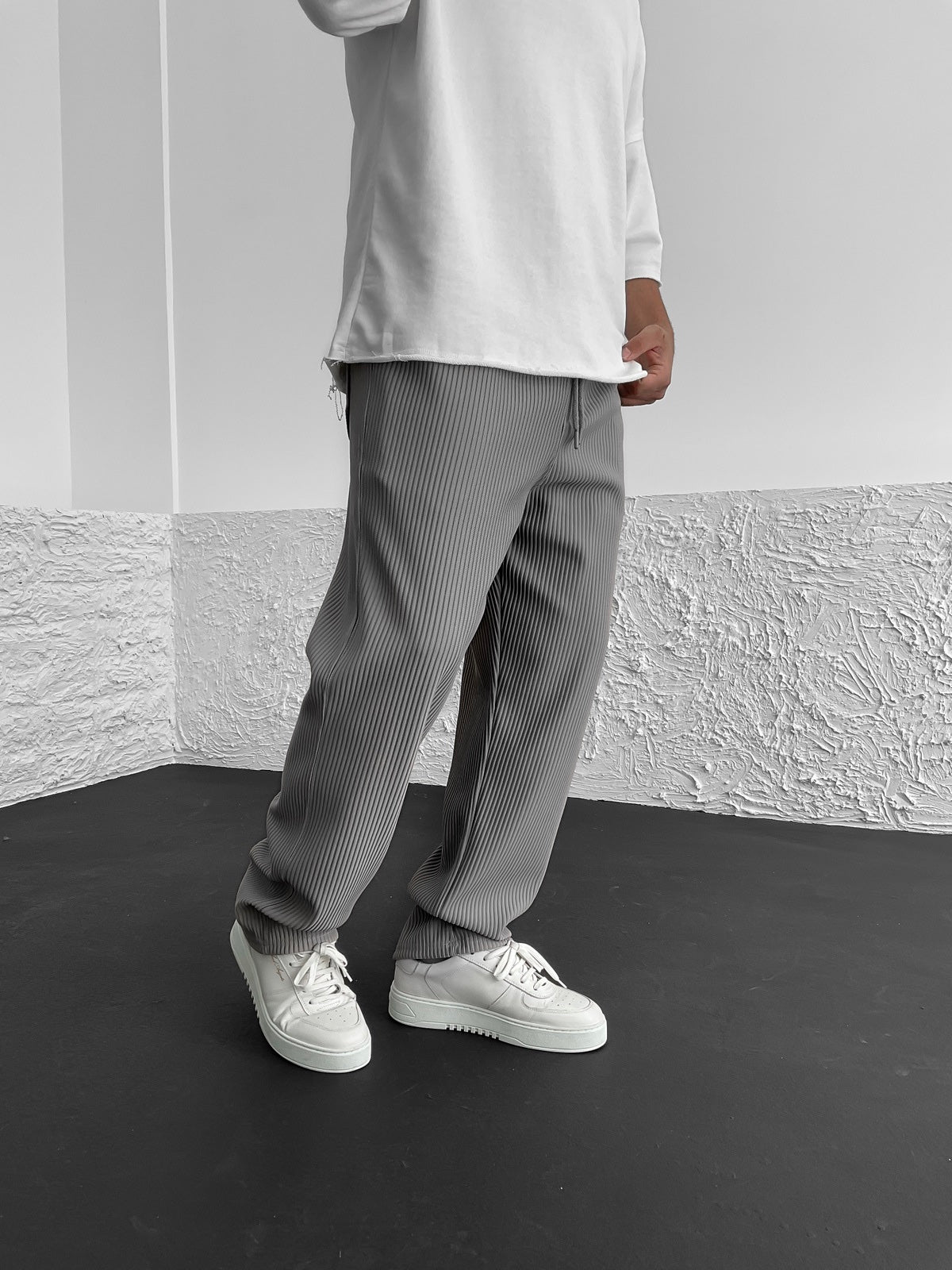 Nero - Pantaloni a coste dal taglio rilassato