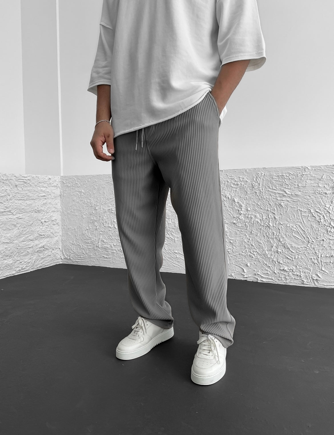 Nero - Pantaloni a coste dal taglio rilassato